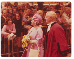 QueenMotherVisit1975-12a.png